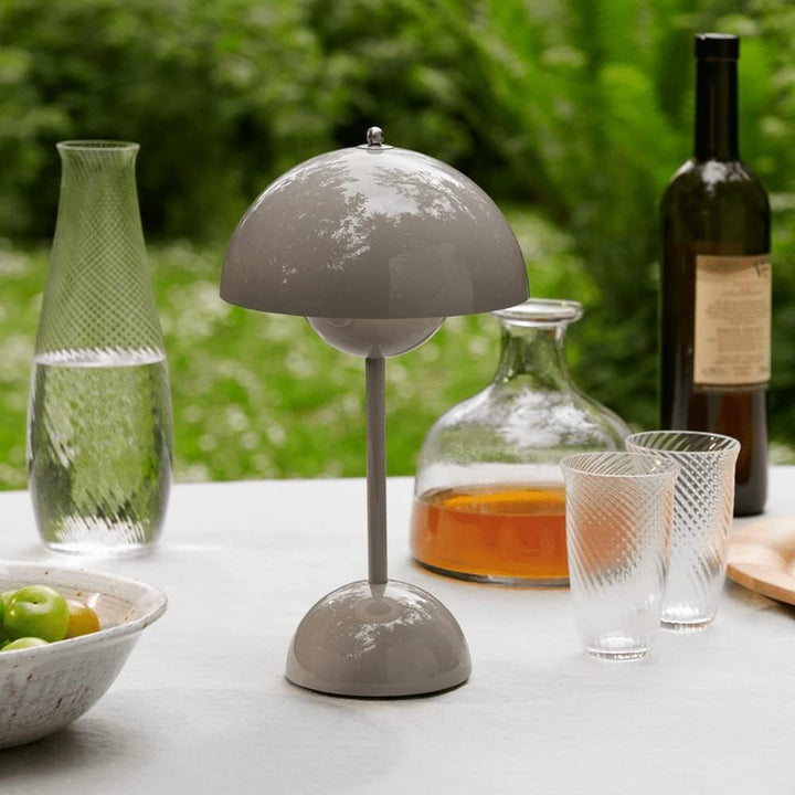 Lámpara LED de mesa, ideal para oficina. Minimalista, moderna, iluminación funcional y decorativa.