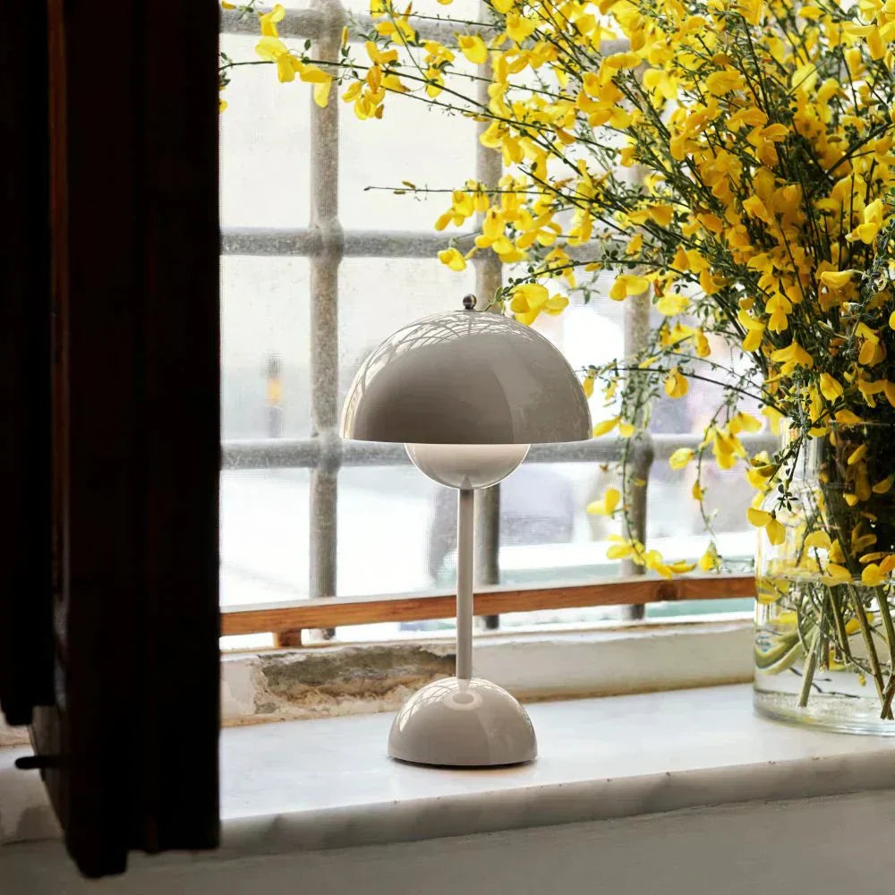 Lámpara LED de mesa para decoración moderna. Iluminación ambiental cálida para tu hogar.