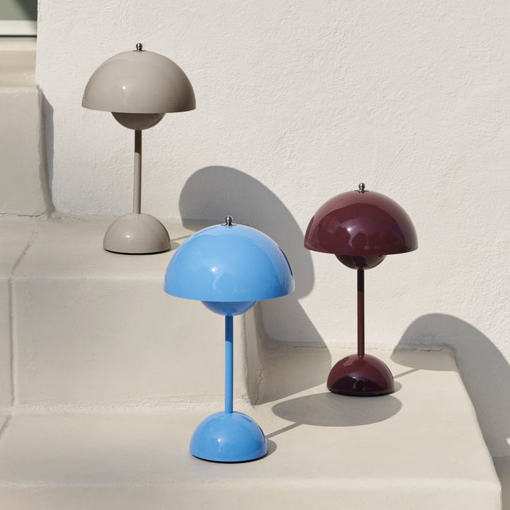 Lámpara LED de mesa, minimalista y funcional. Perfecta para iluminación ambiental en oficinas.