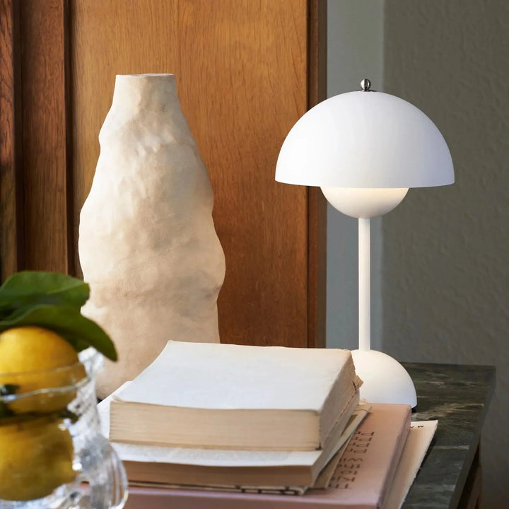 Lámpara de mesa LED decorativa. Diseño moderno y minimalista para cualquier ambiente.