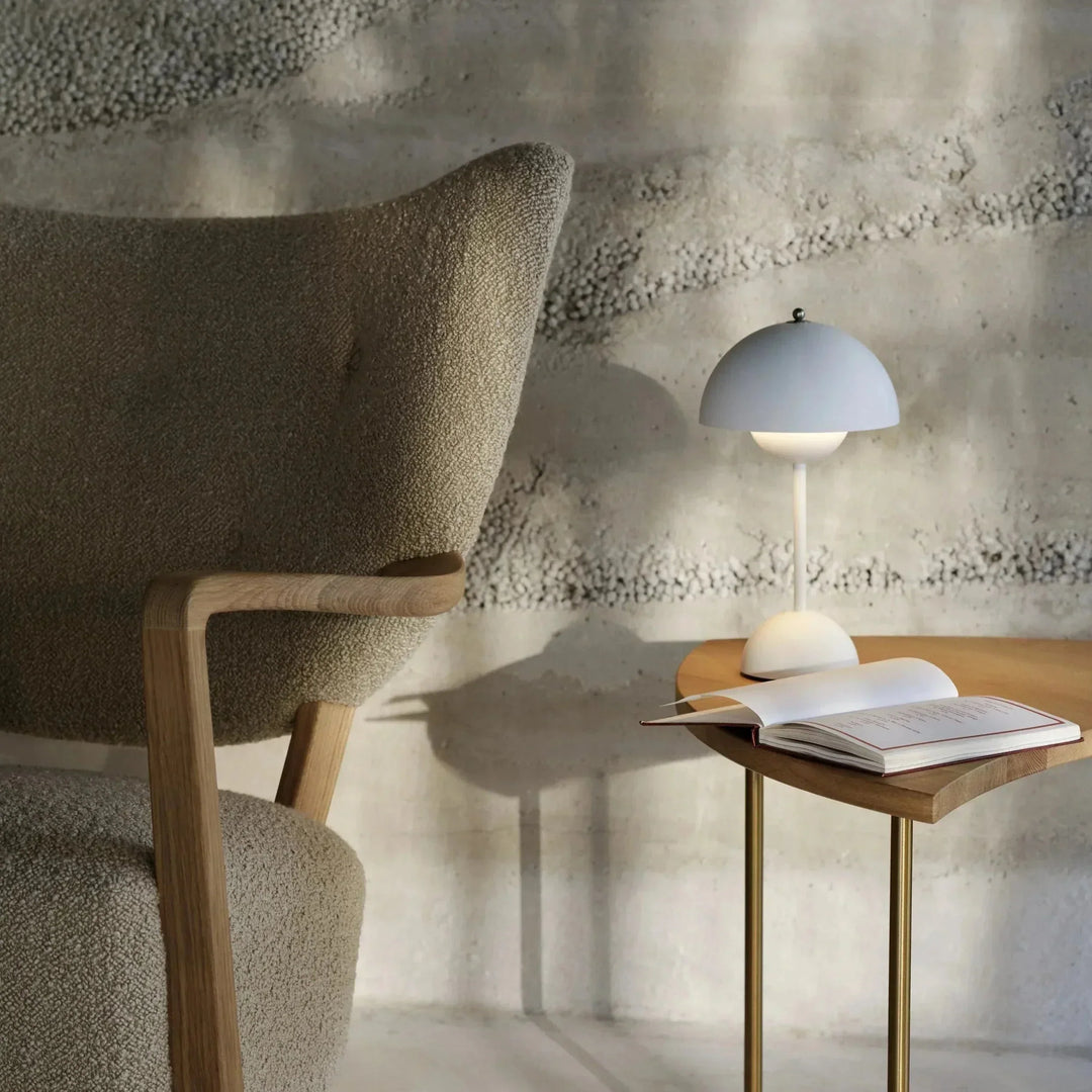Luz LED de mesa minimalista. Perfecta para decoración y ambiente en dormitorio u oficina.