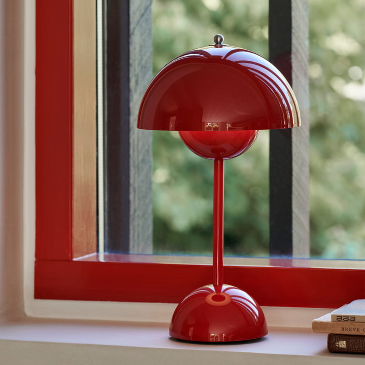 Lámpara de mesa LED moderna. Con luz ambiental, es la pieza clave para tu decoración.