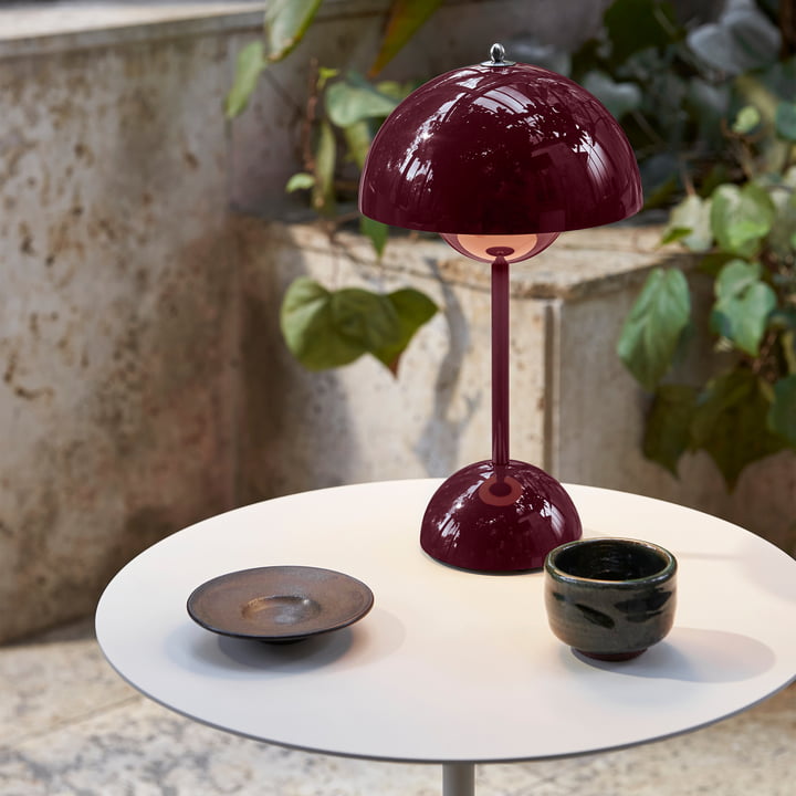 Lámpara LED de mesa, versátil. Iluminación ambiental y decoración moderna para cualquier rincón.