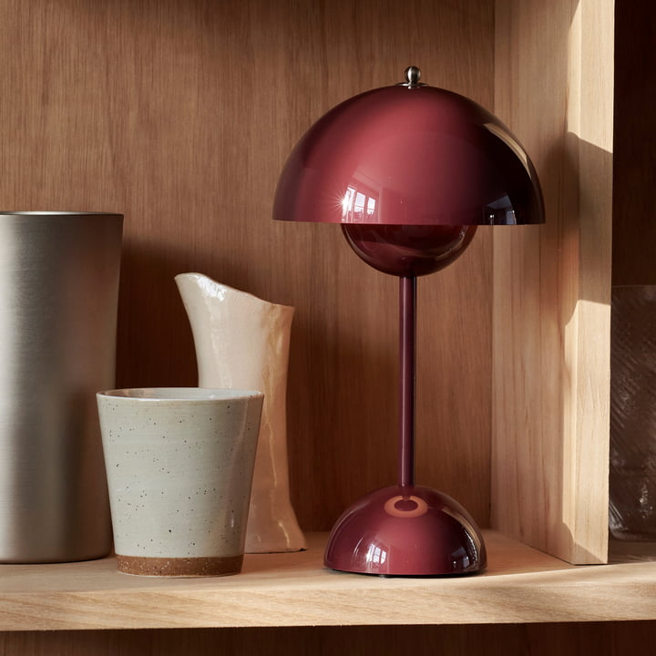 Lámpara de mesa LED estilo minimalista. Luz ambiental para decoración de hogar y oficina.