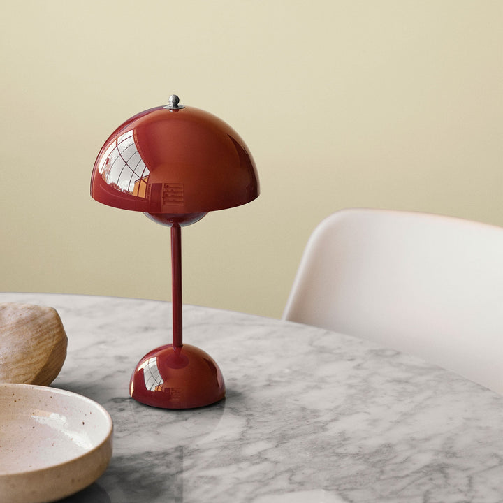 Lámpara de mesa LED elegante. Aporta iluminación ambiental y un toque moderno a tu espacio.
