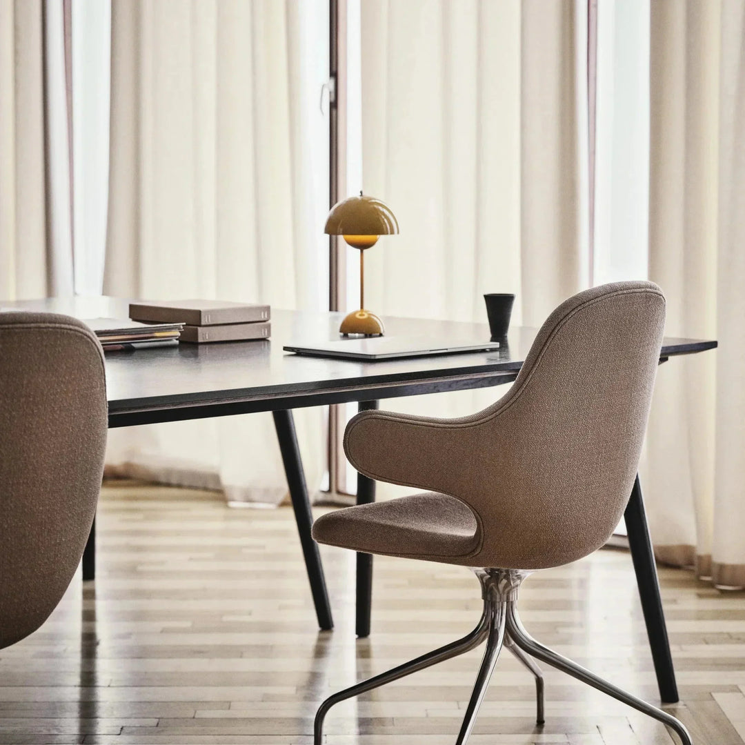 Lámpara de mesa LED. Un toque minimalista y moderno para la iluminación ambiental del salón.