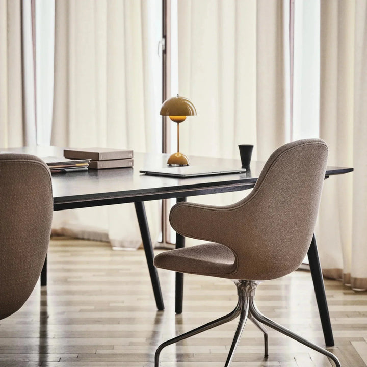 Lámpara de mesa LED. Un toque minimalista y moderno para la iluminación ambiental del salón.