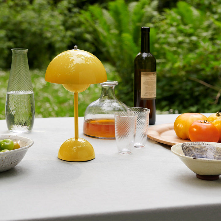 Lámpara de mesa LED, moderna. Complemento perfecto para decoración minimalista del hogar.