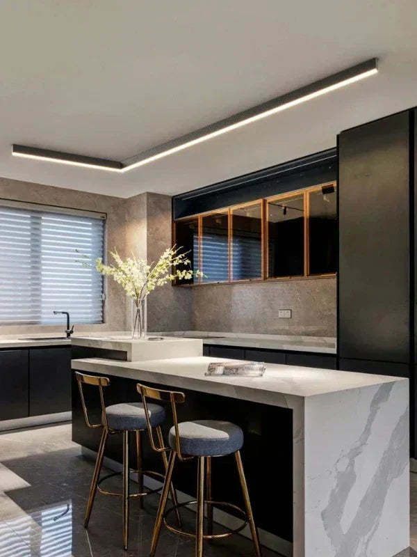 Lámpara de techo LED moderna y eficiente, ideal para interiores, diseño elegante en blanco.