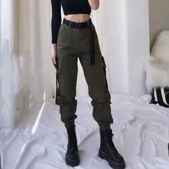 Pantalón cargo de mujer verde militar, estilo casual con cintura alta y bolsillos; ropa versátil de verano.