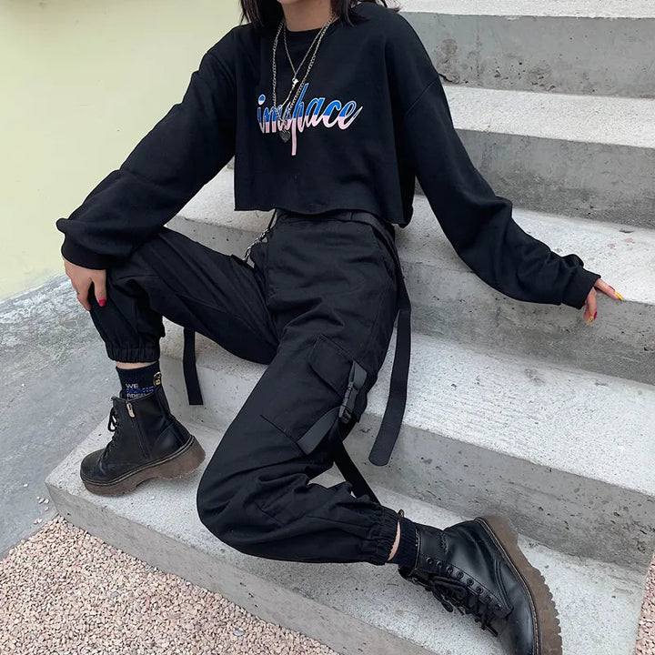 Pantalón cargo de mujer verde militar, cintura alta y cinturón, perfecto para un look streetwear de verano.