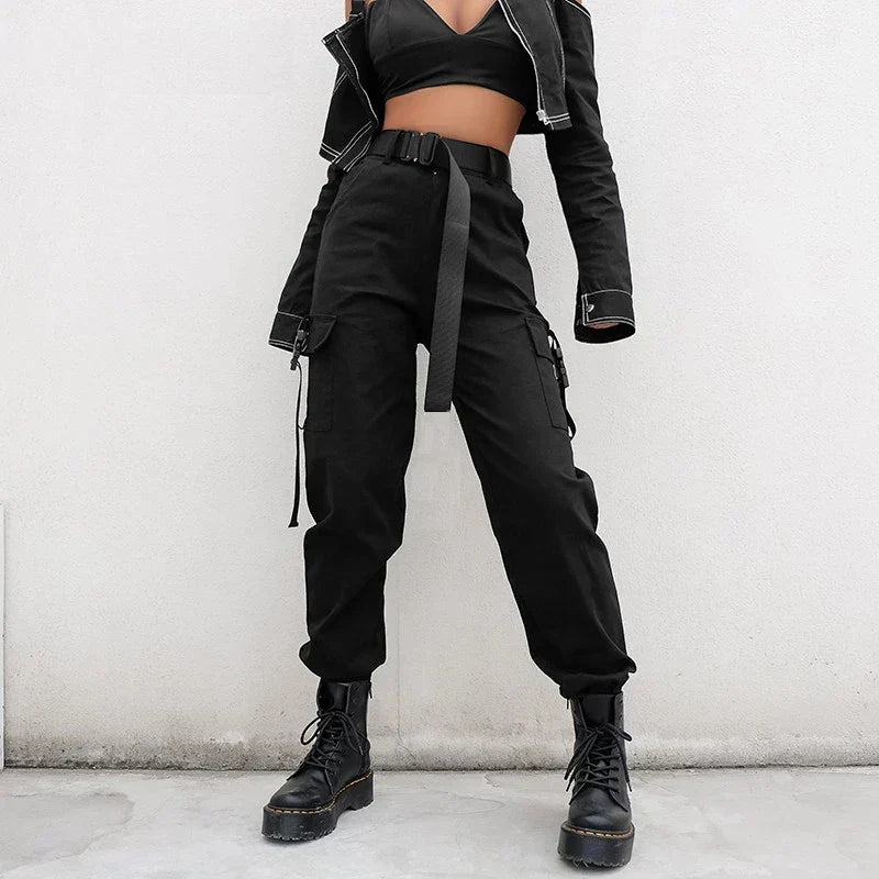 Pantalón cargo de mujer negro de cintura alta con bolsillos, ideal para moda urbana y estilo casual.