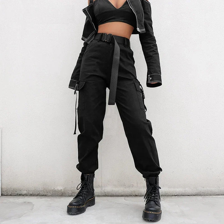 Pantalón cargo de mujer negro de cintura alta con bolsillos, ideal para moda urbana y estilo casual.
