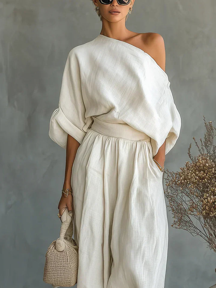 Conjunto versátil de mujer de dos piezas blanco con hombros descubiertos, cómodo y elegante para cualquier ocasión.