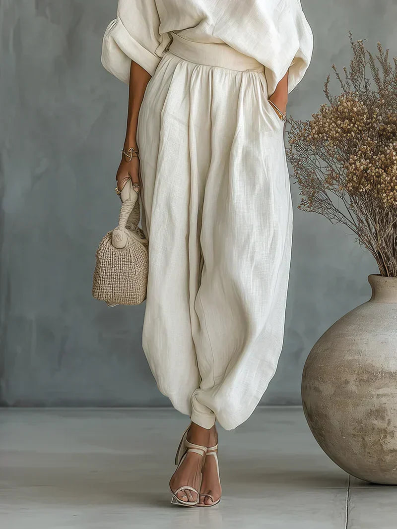 Conjunto de mujer blanco de 2 piezas con blusa de hombros descubiertos y pantalón, ideal para look casual.
