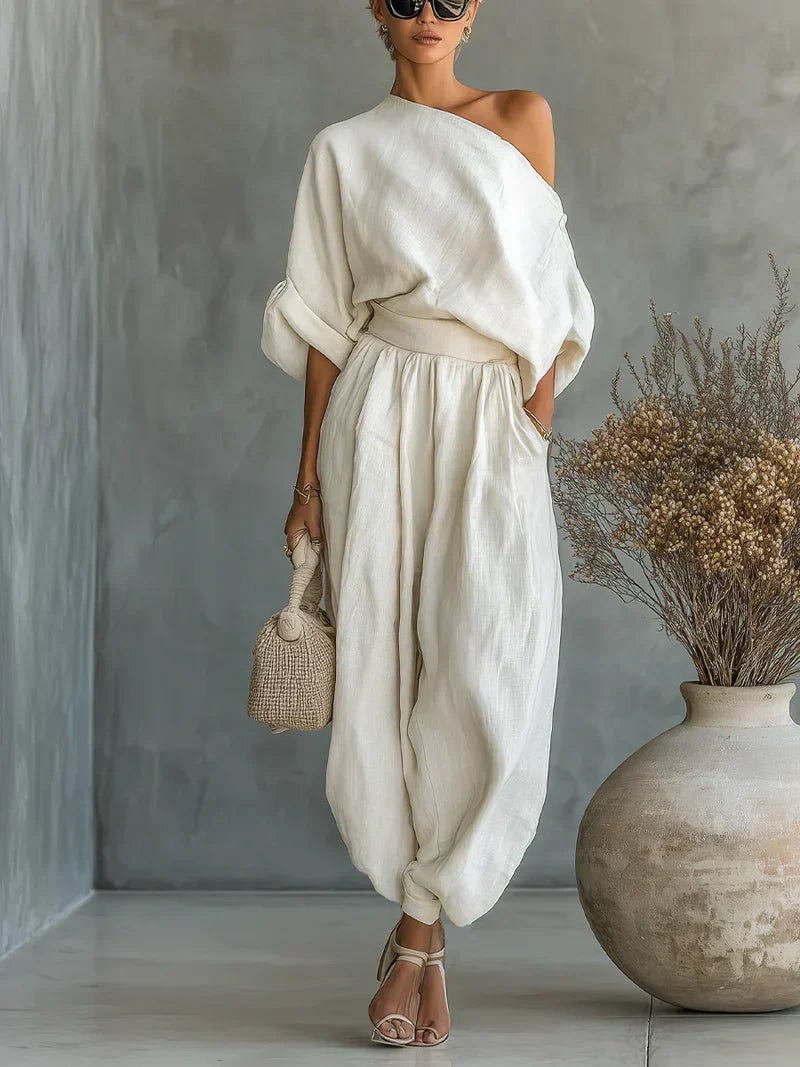 Conjunto blanco de mujer de 2 piezas con hombros descubiertos, blusa y pantalón elegante y casual para moda.