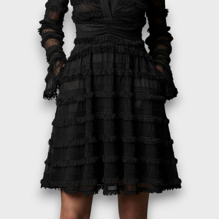 Moda mujer: Vestido midi negro con flecos transparentes, un diseño elegante y moderno para noches de fiesta y eventos.