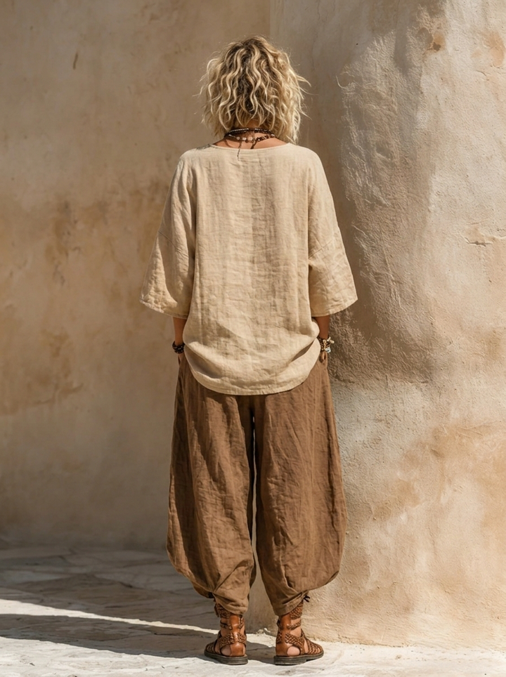 Moda femenina: conjunto casual marrón de tres piezas. Blusa, pantalón ancho y cárdigan. Perfecto para verano.