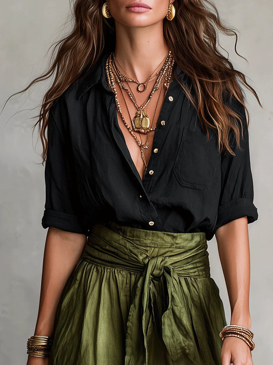 Detalle del conjunto: falda midi verde olivo de tejido ligero y camiseta negra básica. Ideal para verano.