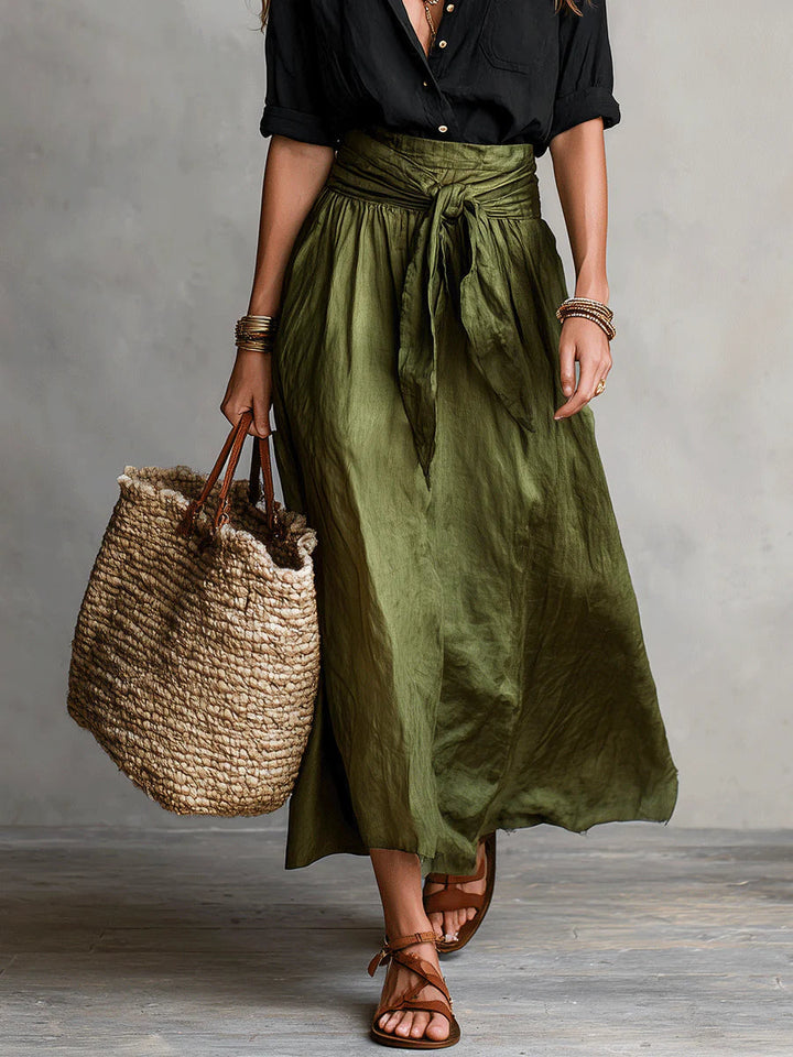 Outfit casual elegante: camiseta negra de mujer y falda midi verde olivo. Conjunto de moda para múltiples ocasiones.