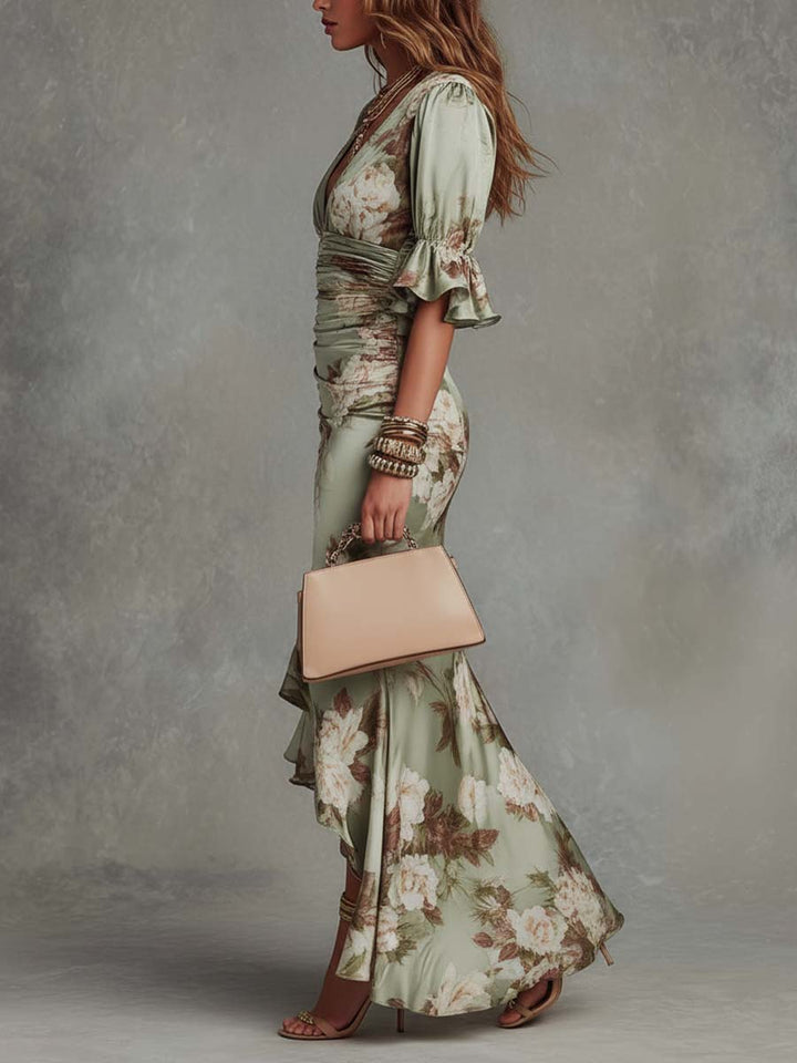 Primer plano del vibrante estampado floral en el elegante vestido largo de satén con escote en V para mujer.