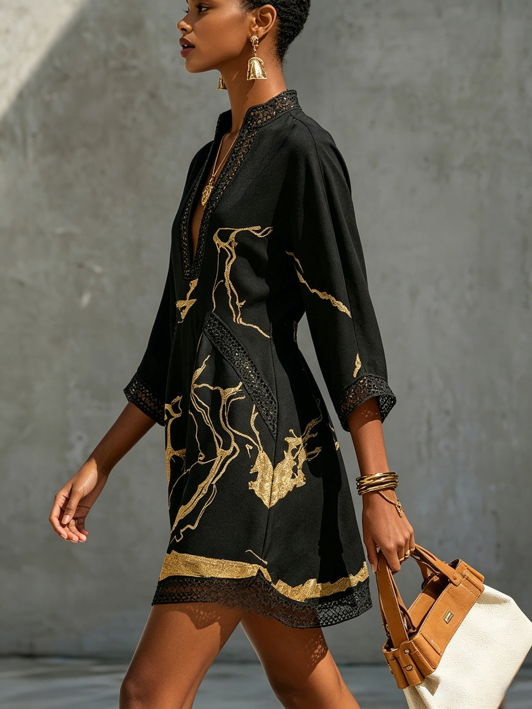 Moda: Vestido mini negro casual chic con detalles dorados y encaje. Ideal para vacaciones o salidas.