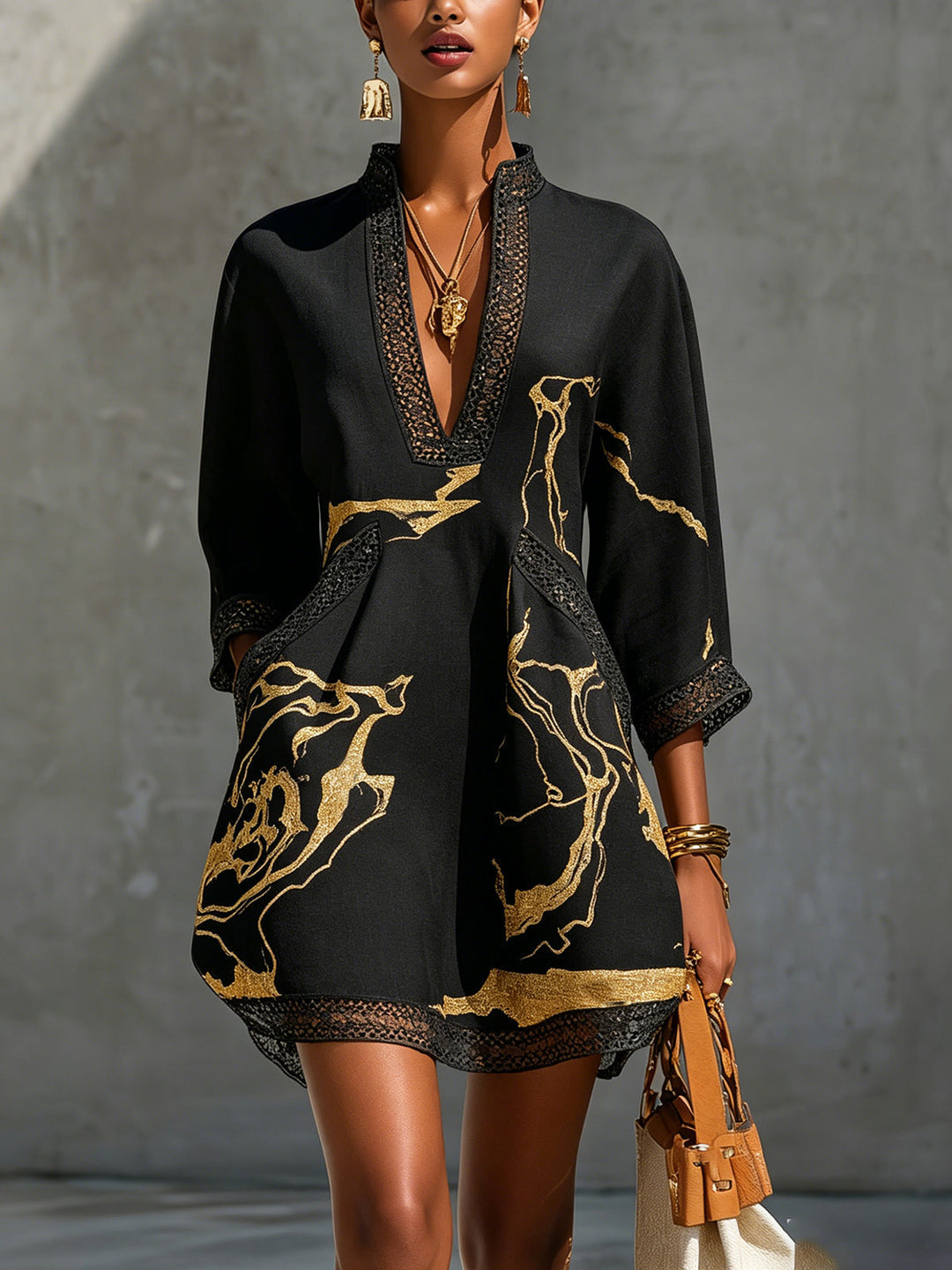 Vestido mini negro para mujer con elegante estampado dorado y delicado encaje. Ideal para fiesta o noche.