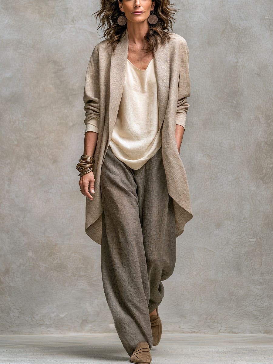 Conjunto elegante de tres piezas para mujer con chaqueta larga, pantalón ancho y blusa fluida. Ropa versátil.