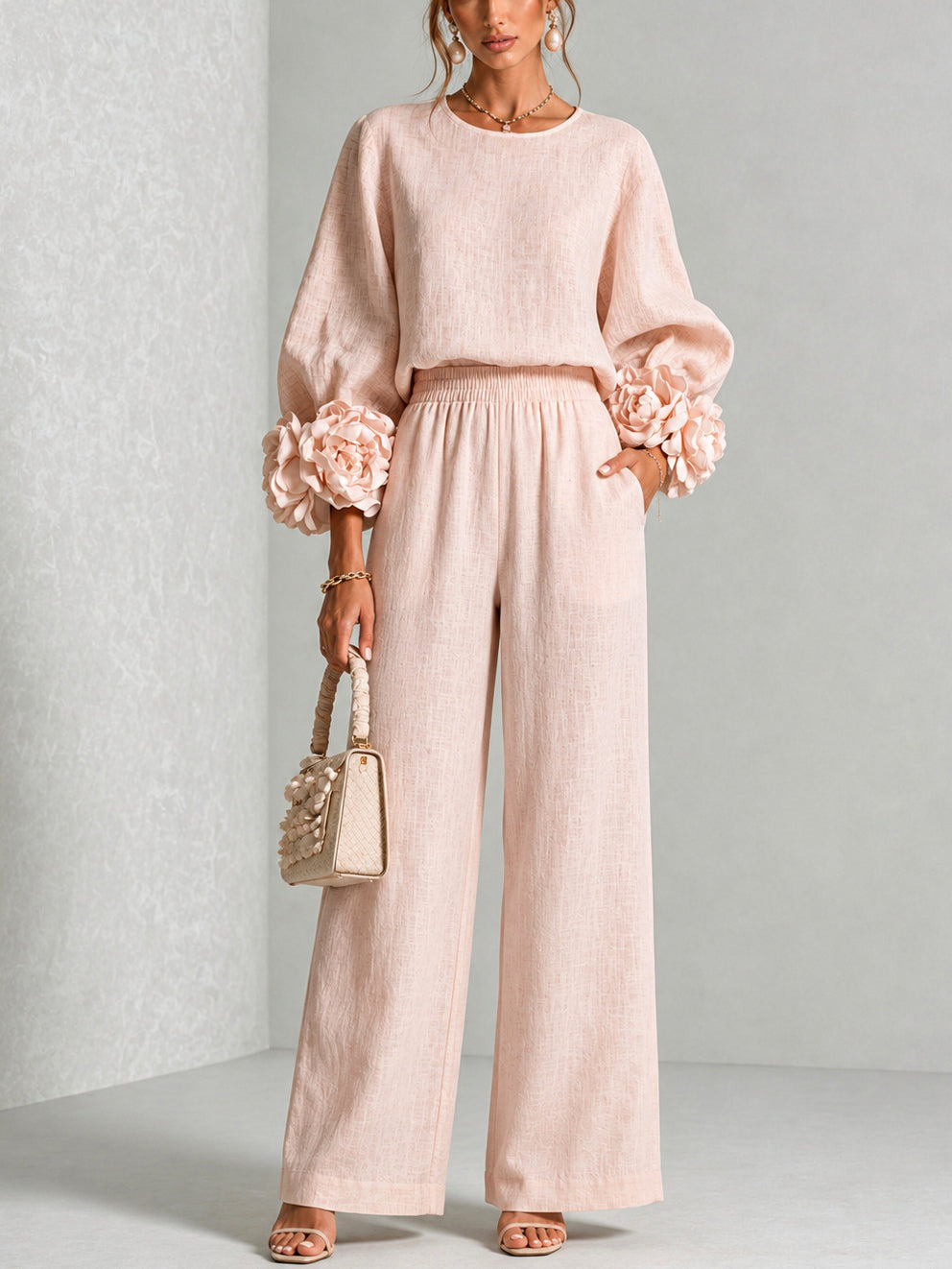 Conjunto dos piezas elegante para mujer con blusa floral y pantalón ancho, ideal para verano casual.
