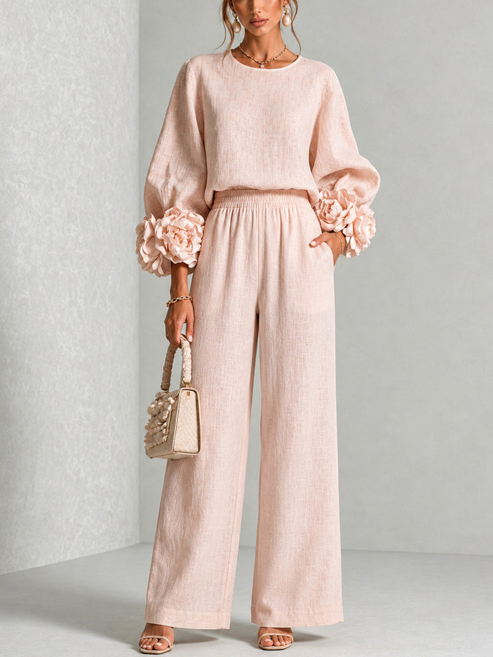 Conjunto dos piezas elegante para mujer con blusa floral y pantalón ancho, ideal para verano casual.