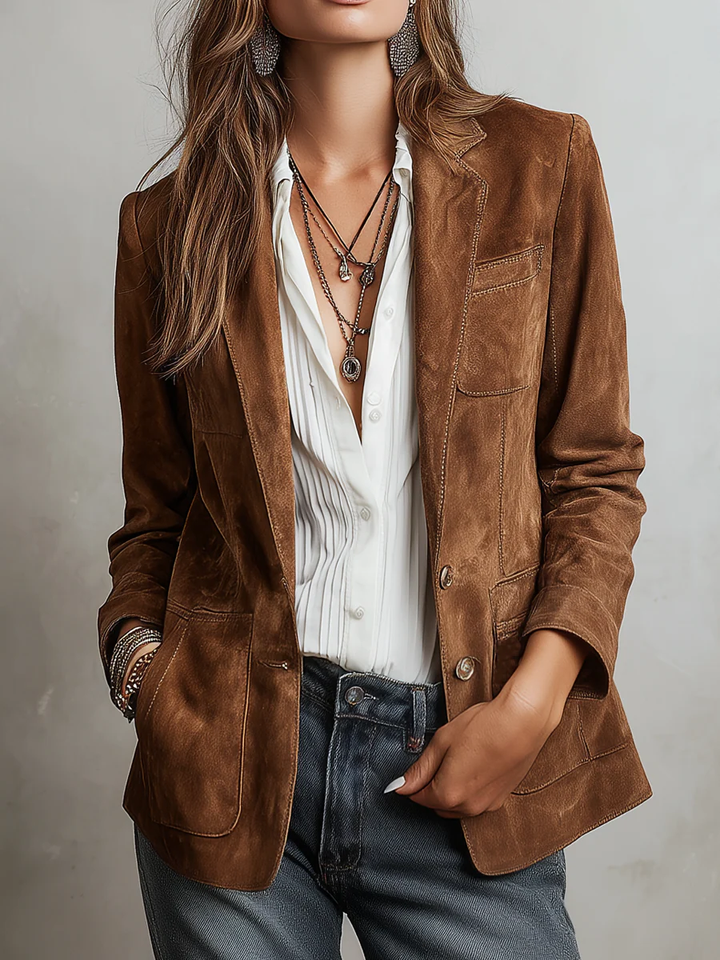 Chaqueta vintage de mujer con costuras de contraste, estilo retro elegante para moda de otoño.
