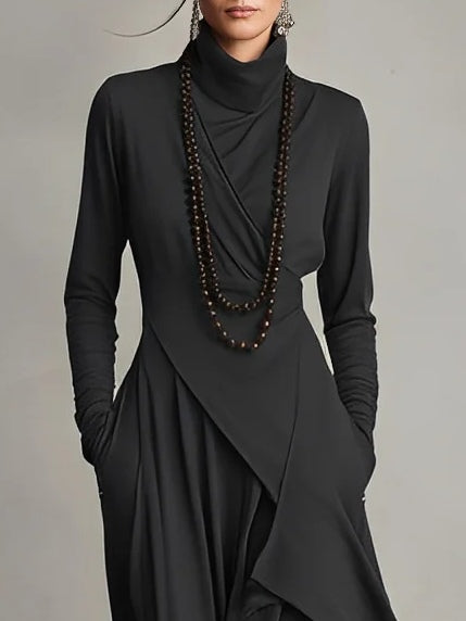Detalle de cuello alto y corte asimétrico en vestido maxi mujer. Estilo boho, ropa fluida y elegante con bolsillos.