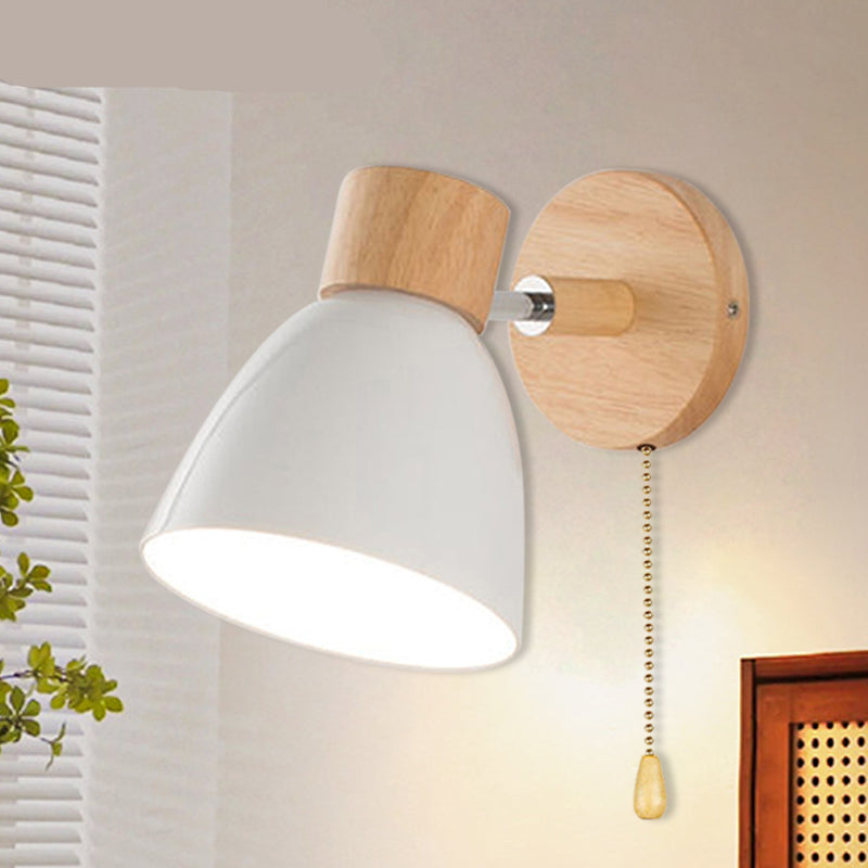 Lámpara de pared minimalista de madera, aporta luz cálida y diseño moderno al hogar.