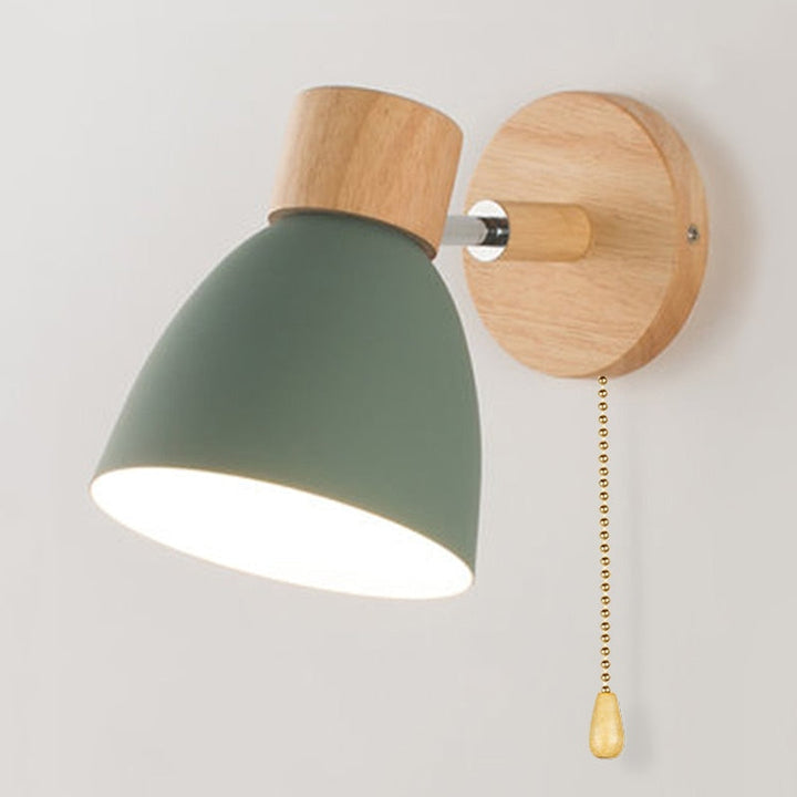 Elegante aplique de pared de madera nórdica, iluminación interior con diseño moderno.