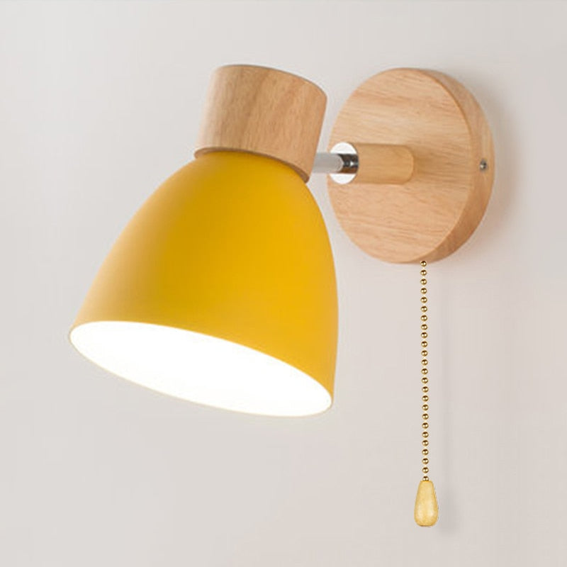 Aplique de pared nórdico de madera, ideal para iluminación interior moderna y acogedora.