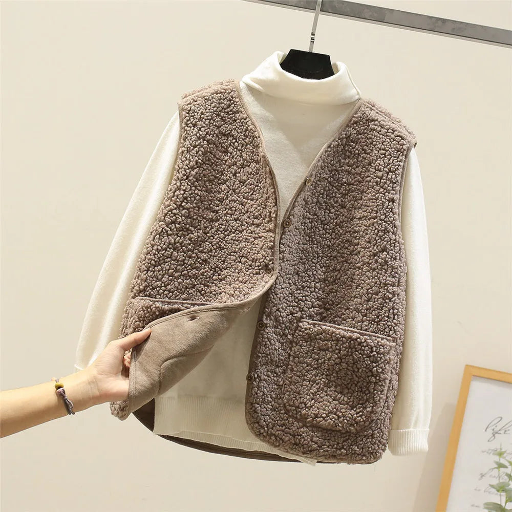 Moda femenina: chaleco forro polar abrigador con botones, ideal para capas en invierno.