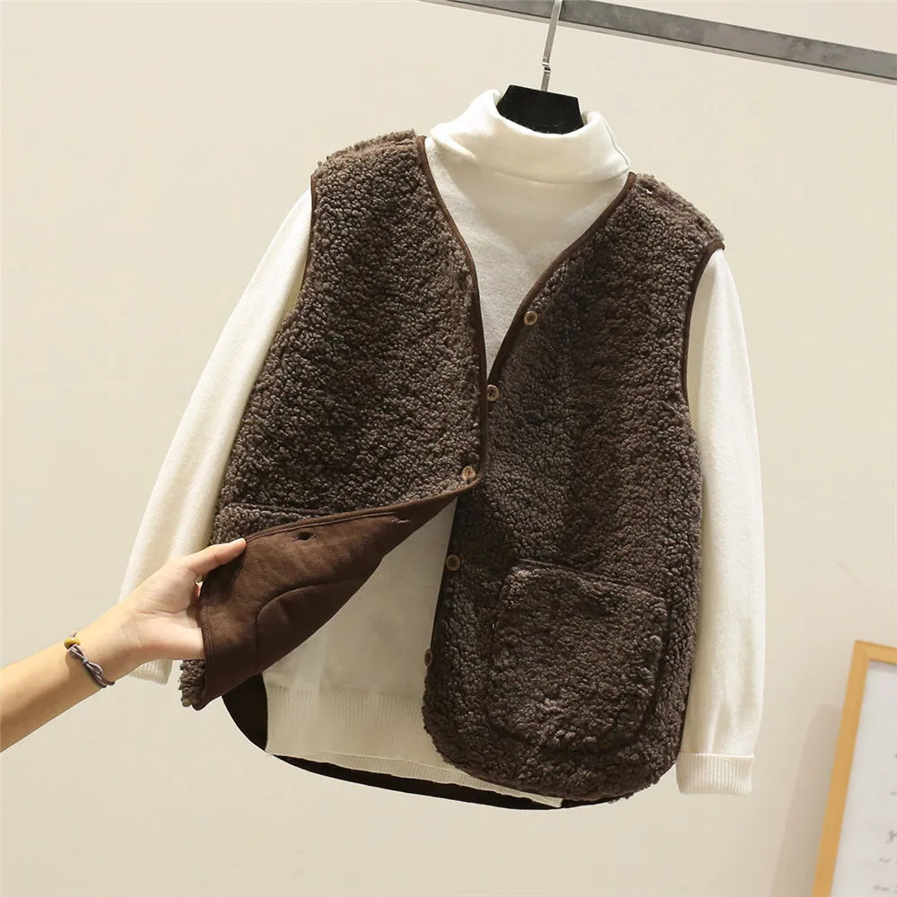 Chaleco mujer forro polar con botones, un básico esencial para tu armario de invierno casual.