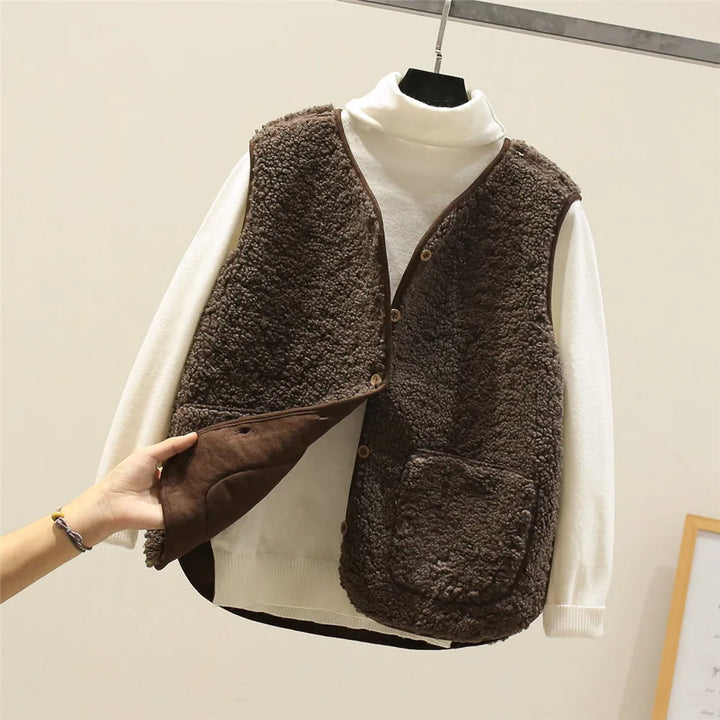 Chaleco mujer forro polar con botones, un básico esencial para tu armario de invierno casual.