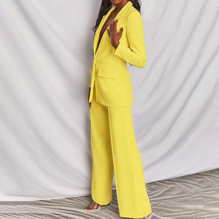 Pantalón palazzo elegante de traje chaqueta entallado mujer. Conjunto dos piezas moda femenina formal.