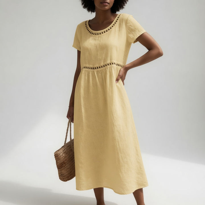 Detalle del bordado floral en el vestido midi de algodón para mujer, mostrando elegancia y diseño.
