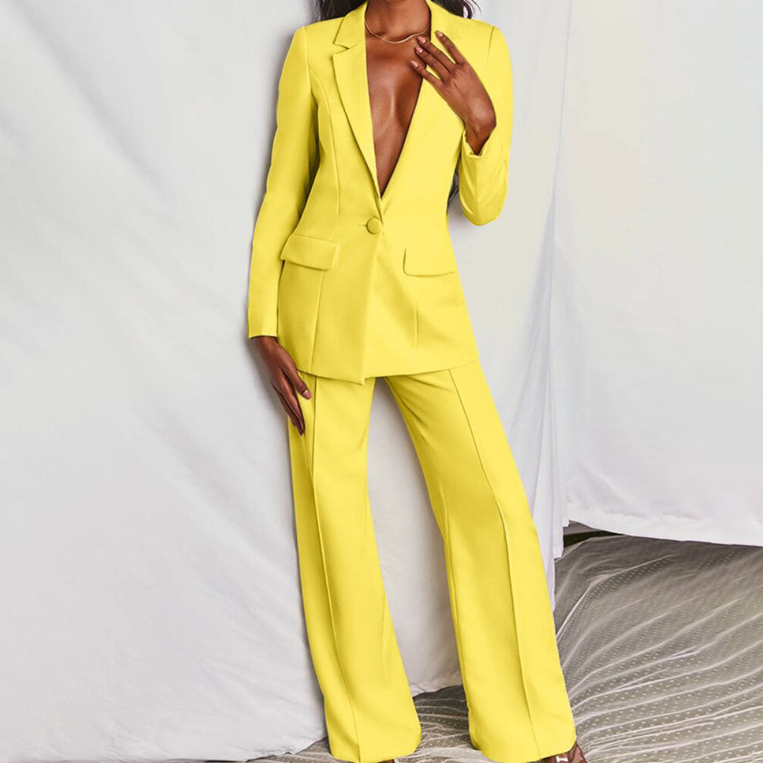 Traje chaqueta entallado mujer. Conjunto elegante con blazer y pantalón palazzo. Moda femenina formal.