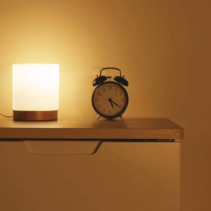 Luz ambiente LED cilíndrica Torin. Lámpara de mesa inalámbrica, diseño moderno y recargable USB para cualquier espacio.