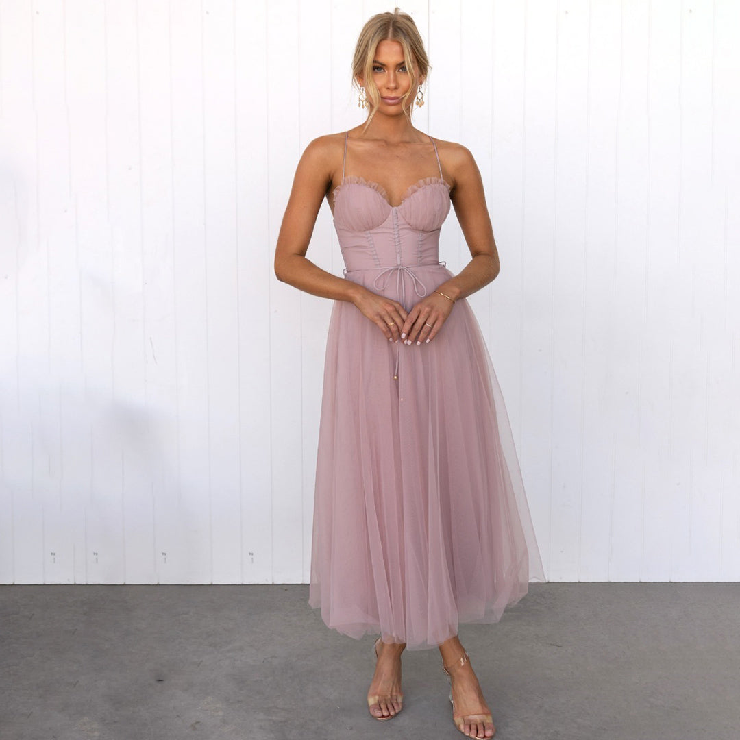 Elegante vestido midi para fiesta de noche. Atuendo formal y chic para celebraciones especiales de mujer.