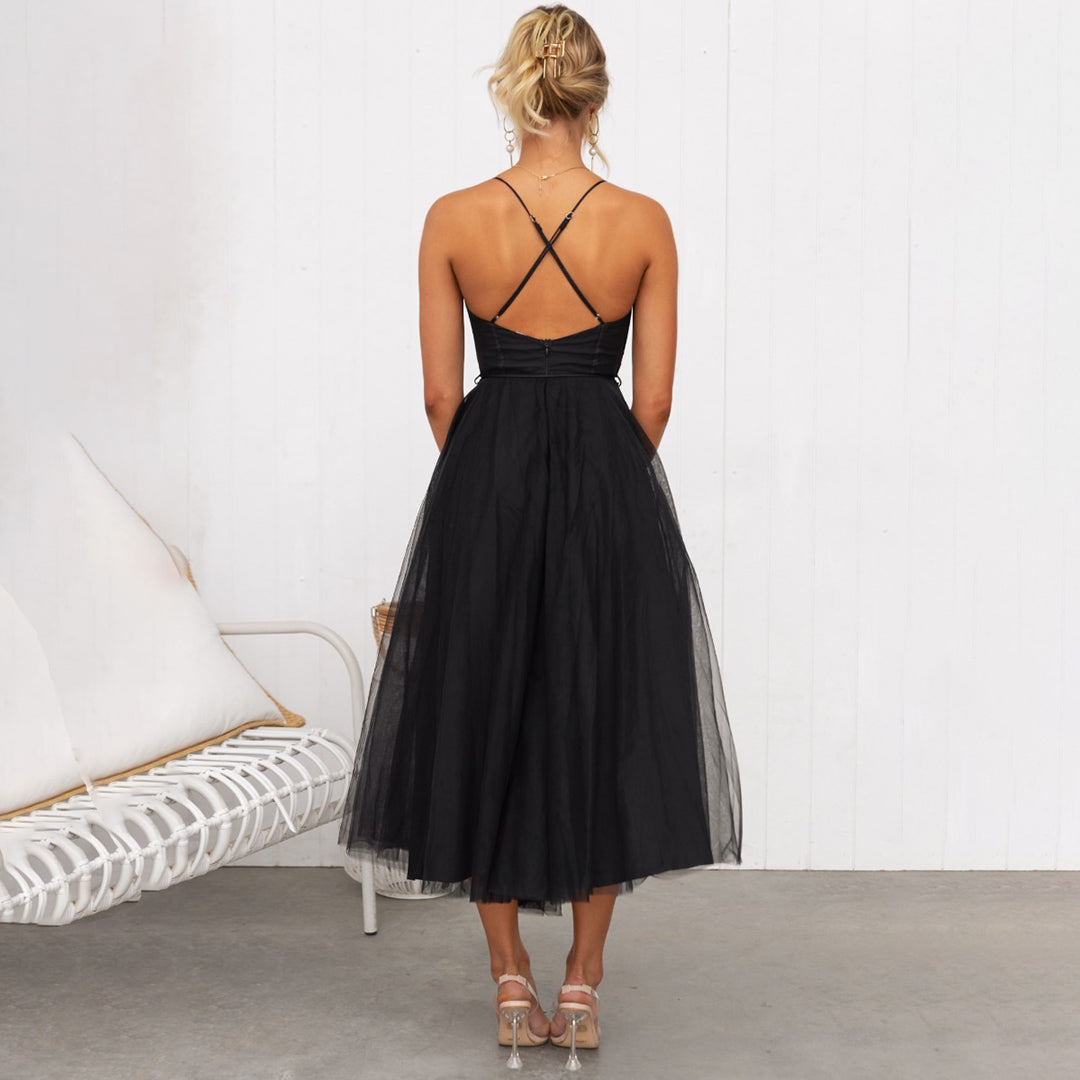 Modelo luciendo un vestido midi de gala marrón. Estilo formal y chic para celebraciones y noches elegantes.