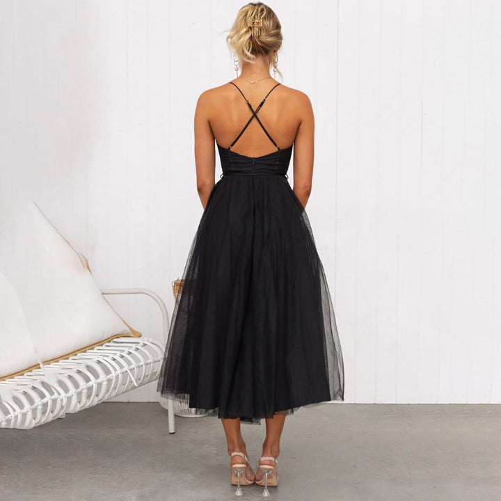 Modelo luciendo un vestido midi de gala marrón. Estilo formal y chic para celebraciones y noches elegantes.