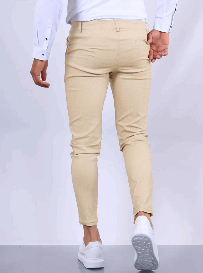 Detalle de tela elástica de pantalón slim fit para hombre. Confort y ajuste perfecto en ropa masculina.