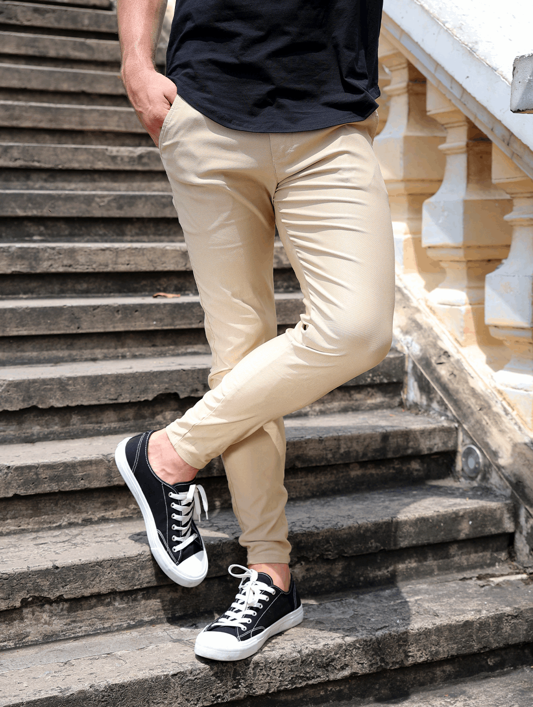 Pantalón slim fit elástico para hombre, vista frontal. Diseño elegante y contemporáneo para moda masculina.