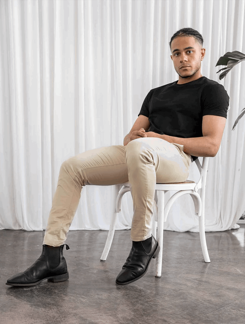 Pantalón slim fit elástico para hombre combinado con camisa. Atuendo versátil y moderno para ropa casual.