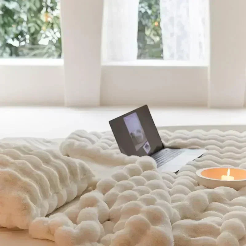 Manta suave y cálida, regalo perfecto para confort en sofá o dormitorio. Tacto aterciopelado.