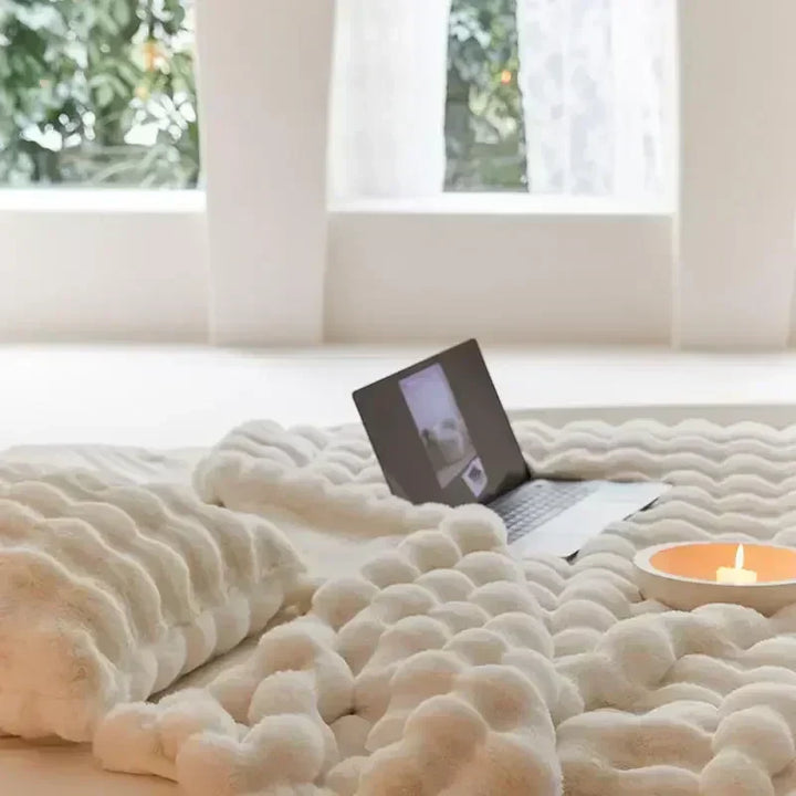 Manta suave y cálida, regalo perfecto para confort en sofá o dormitorio. Tacto aterciopelado.